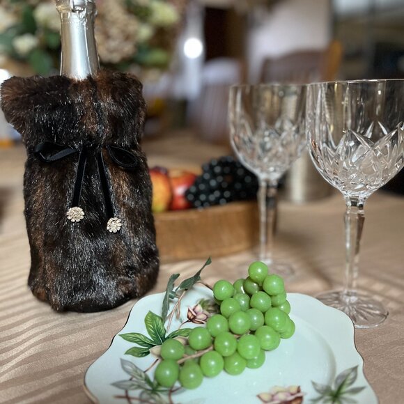 Plush Faux Fur WINE SLEEVES with a touch of glitz and glamour - Picture 2 of 5